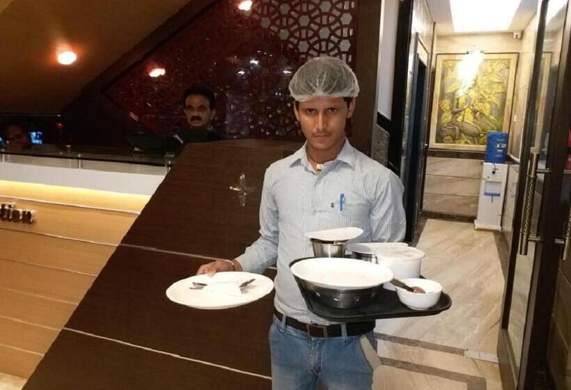 Hotel Le Emerald Residency