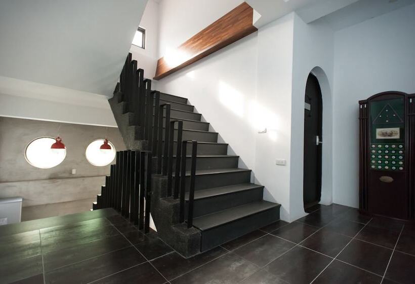 هتل Discovery B&b