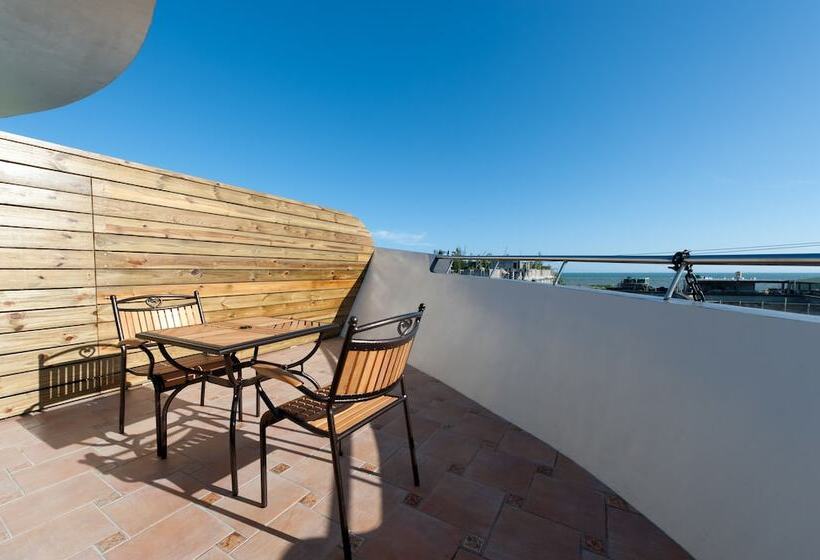 هتل Discovery B&b