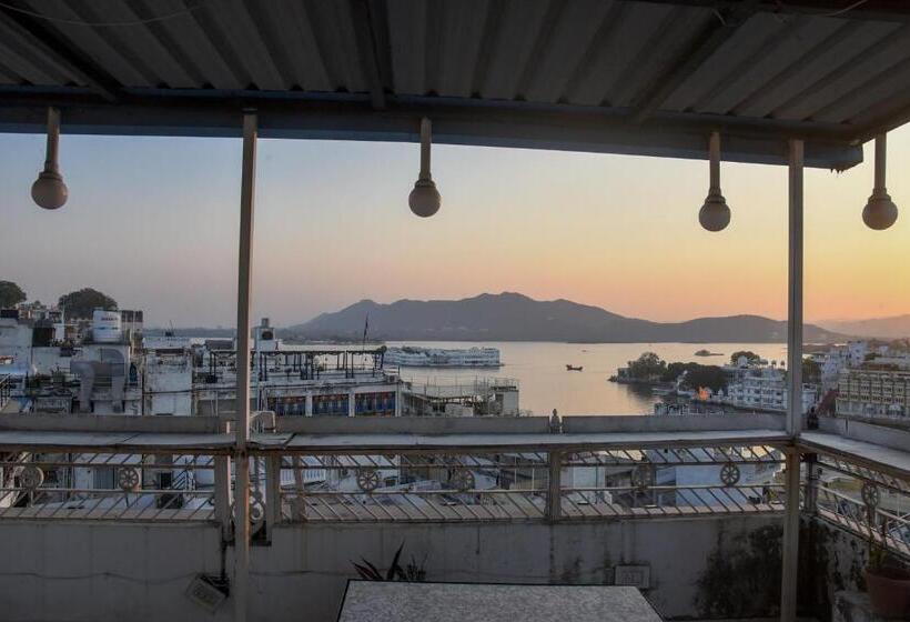 בית מלון כפרי Sajjan Villa