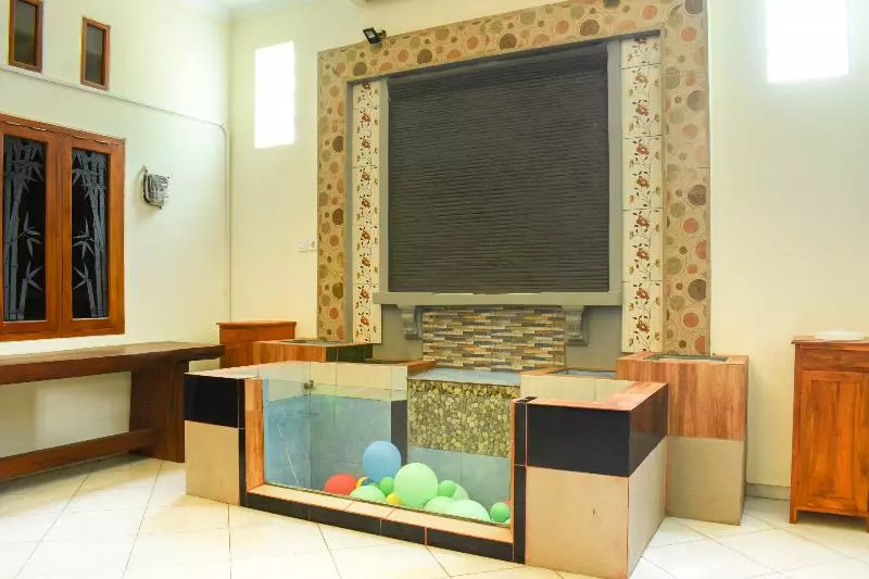 Retkeilymaja Penginapan Anggrek Syariah 2 By Oyo Rooms