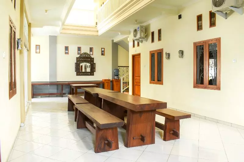 Retkeilymaja Penginapan Anggrek Syariah 2 By Oyo Rooms