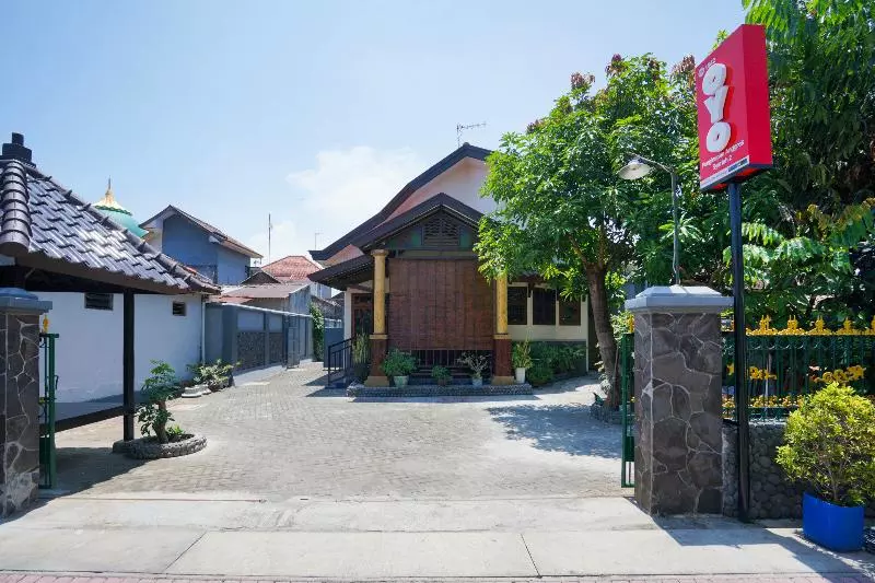 Retkeilymaja Penginapan Anggrek Syariah 2 By Oyo Rooms