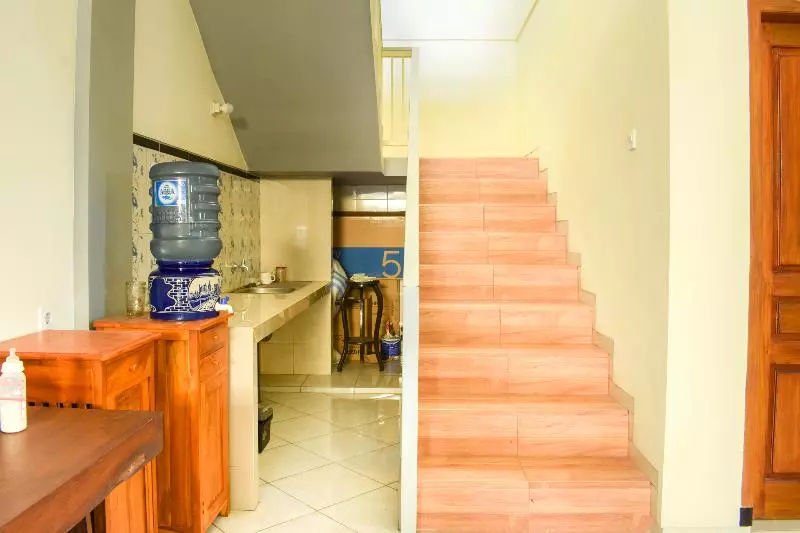 Retkeilymaja Penginapan Anggrek Syariah 2 By Oyo Rooms