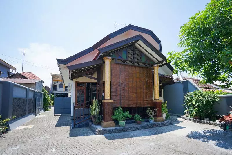 Retkeilymaja Penginapan Anggrek Syariah 2 By Oyo Rooms