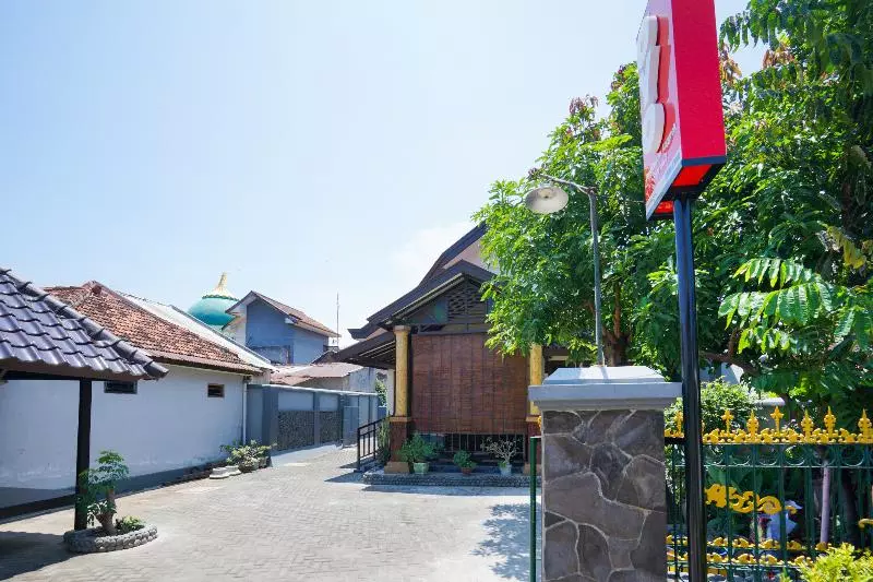 Retkeilymaja Penginapan Anggrek Syariah 2 By Oyo Rooms