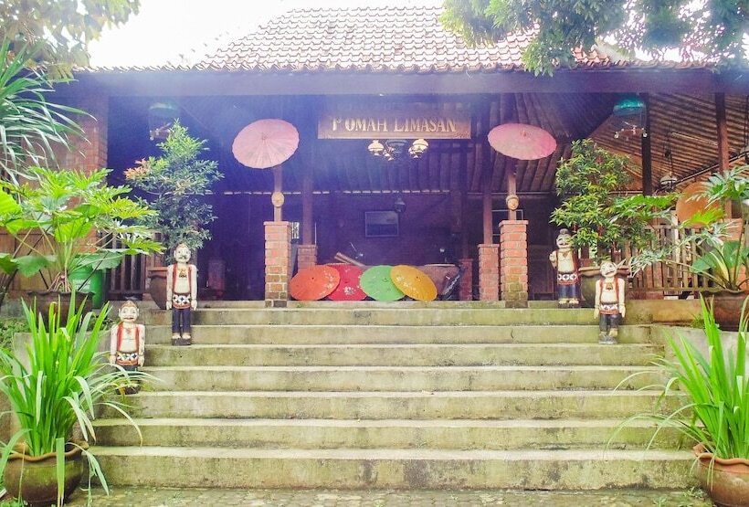 בית מלון כפרי Revive Bogor Pendopo 45 Resort