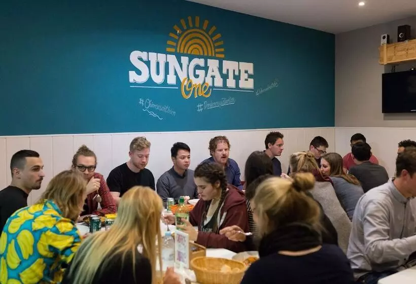 هاستل Onefam Sungate