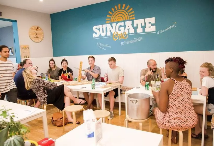 هاستل Onefam Sungate