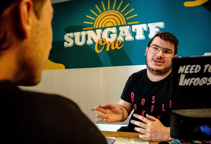 هاستل Onefam Sungate