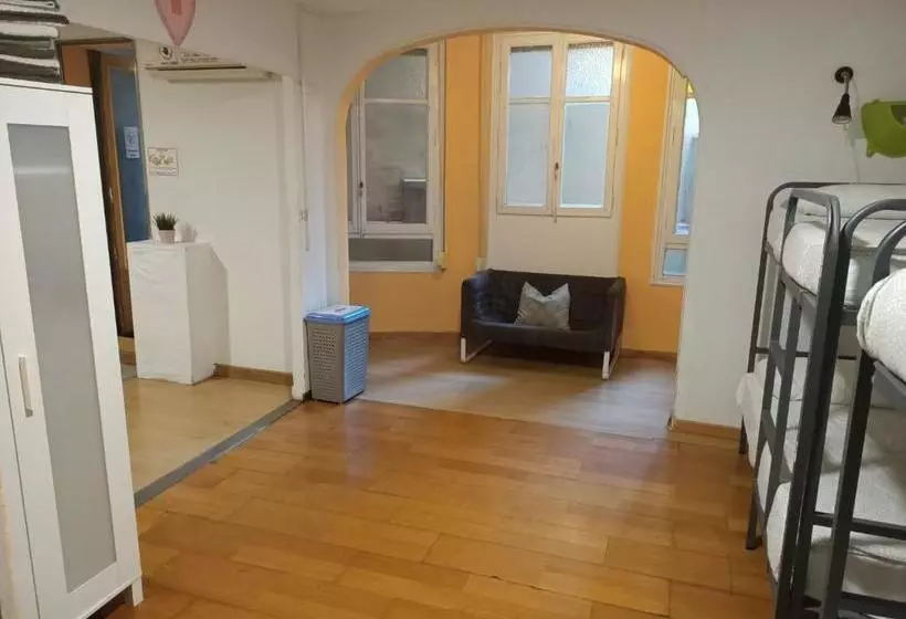 Diagonal House Hostel