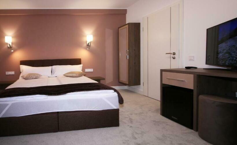 پانسیون The Butterfly