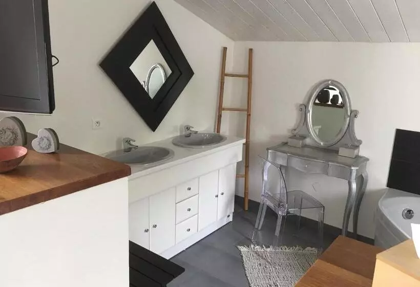 Aamiaismajoitus (B&B) Chambre D Hôtes Les Trois Châteaux