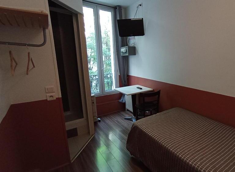 Caulaincourt Montmartre By Hiphophostels