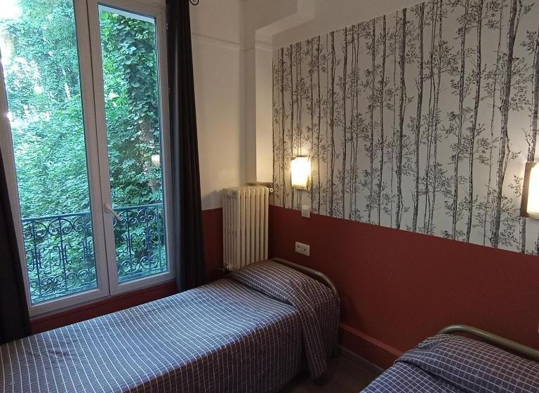 Caulaincourt Montmartre By Hiphophostels