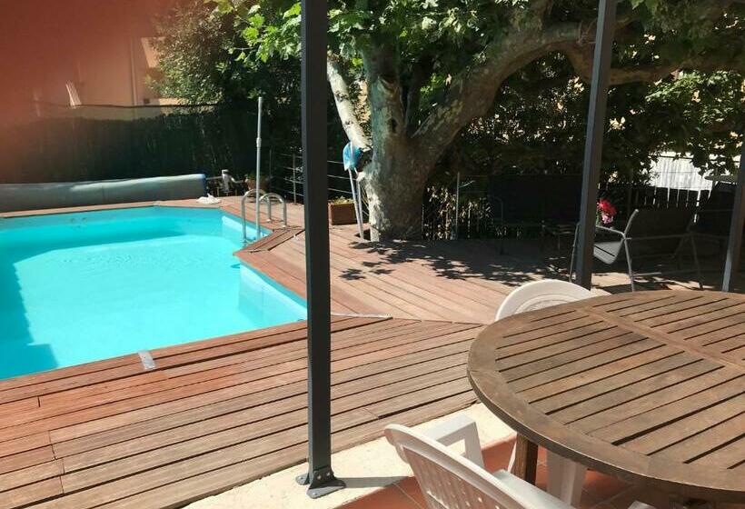 پانسیون Chambre Climatisée Avec Sdb Privée Dans Une Villa Avec Piscine Ouverte D Avril à Mi Octobre