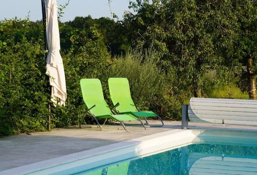 Aamiaismajoitus (B&B) Ferme Du Bois De Veude