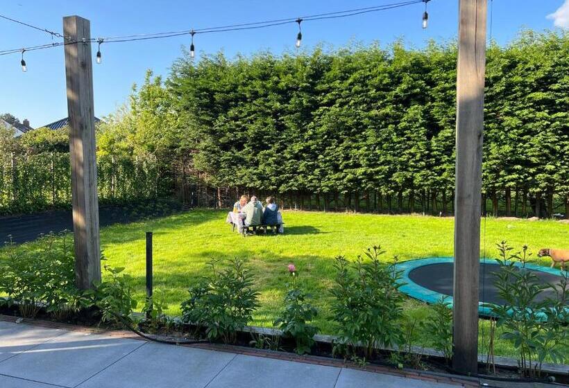 مبيت وإفطار Paauwze