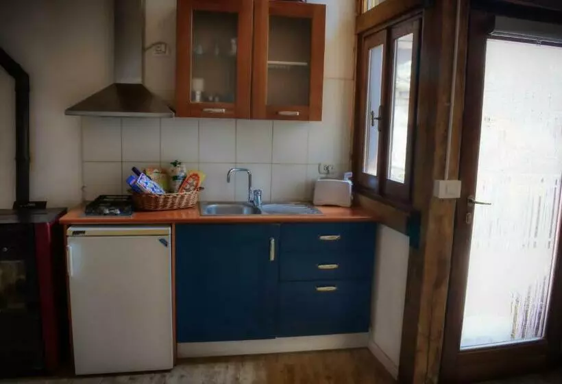 Aamiaismajoitus (B&B) Medieval Hamlet Malpertus