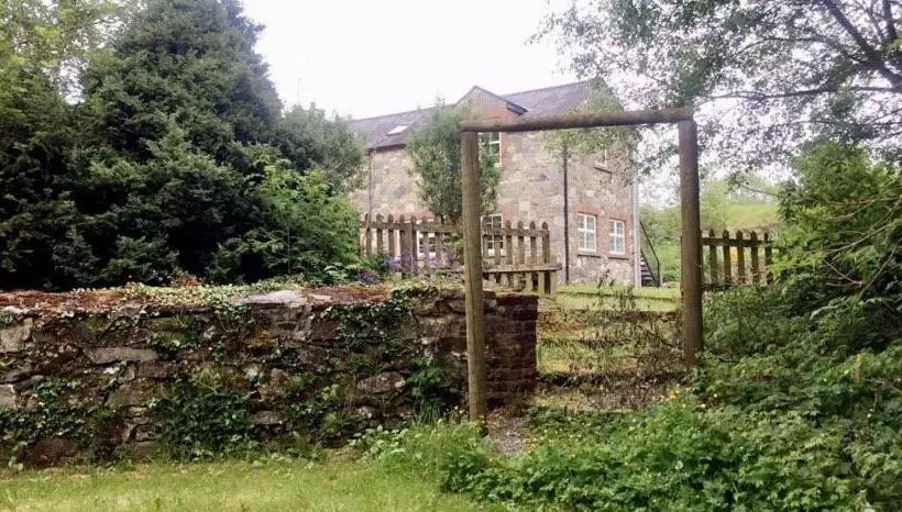 تختخواب و صبحانه Lacken Millhouse And Gardens