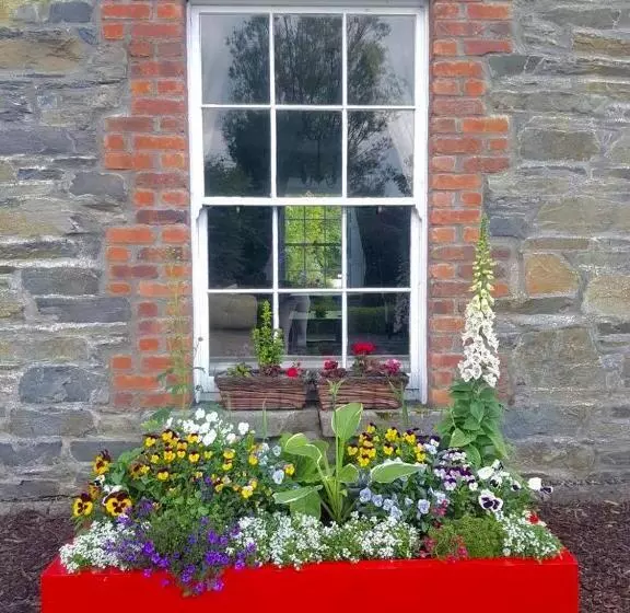 تختخواب و صبحانه Lacken Millhouse And Gardens