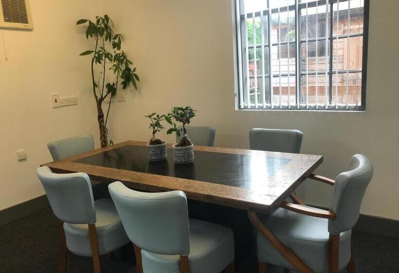 Капсульный Oтель Ty R Bont Studios