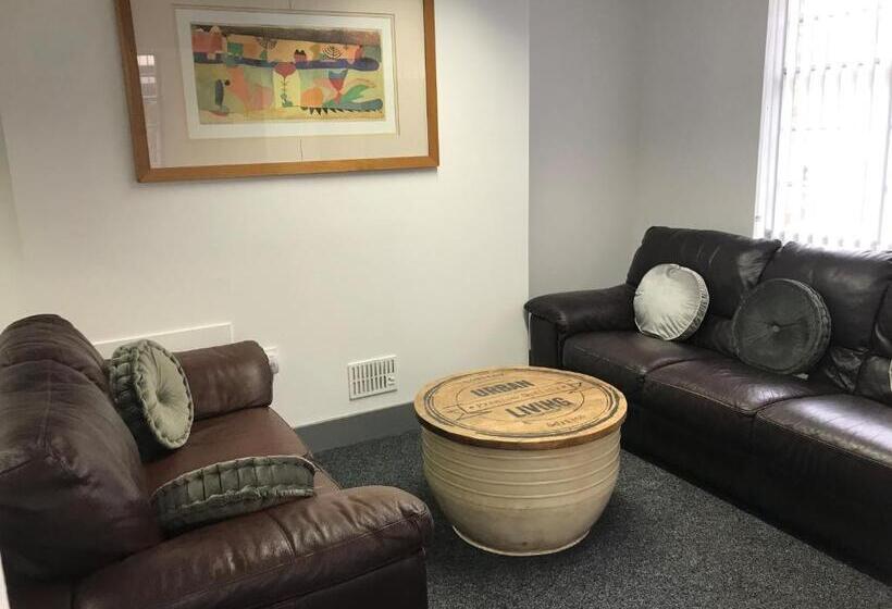 Капсульный Oтель Ty R Bont Studios