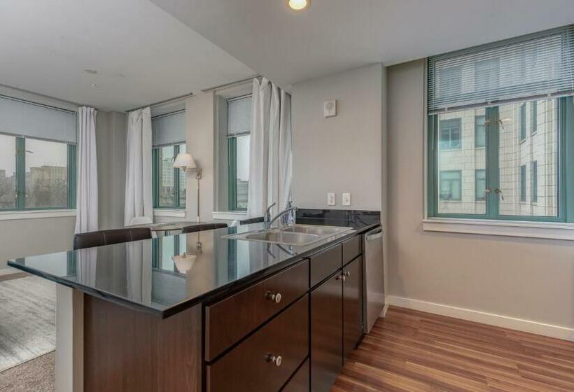 Park Pacific   Spacious Dt Apts With Free Parking By Zencity