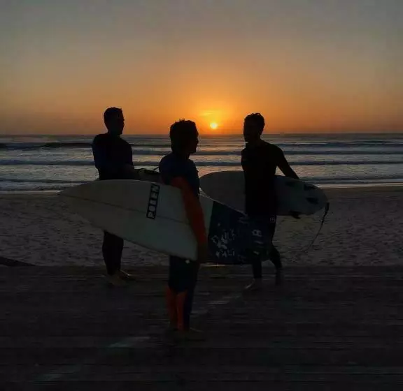 تختخواب و صبحانه Getwet Surfcamp