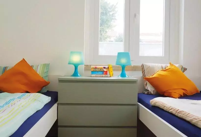 تختخواب و صبحانه Getwet Surfcamp