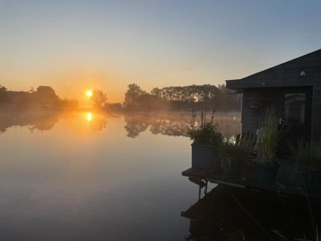 ベッドアンドブレックファースト Aangenaam Op De Rijn, Woonboot, Inclusief Privé Sauna