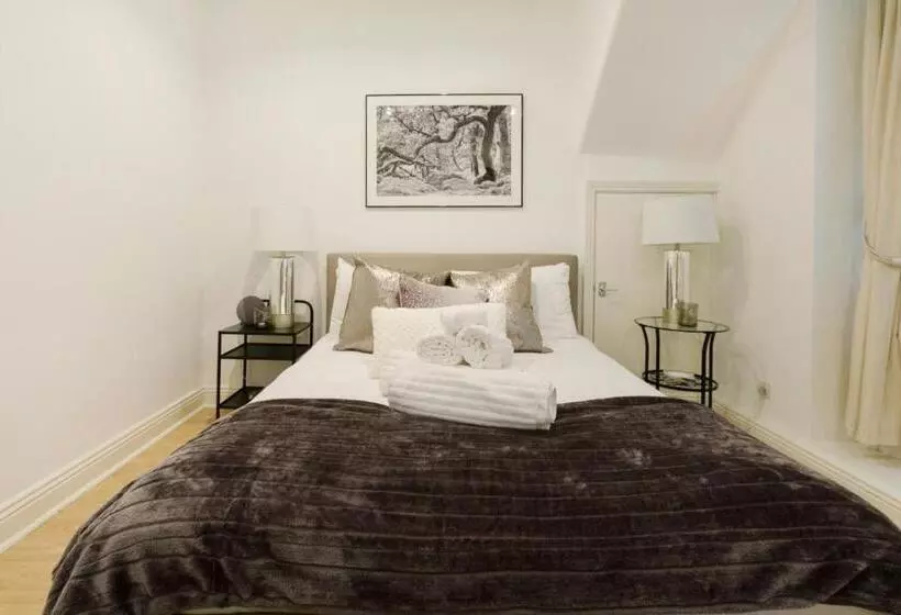 Discounted Flat W Lovely Terrace Near King S Road