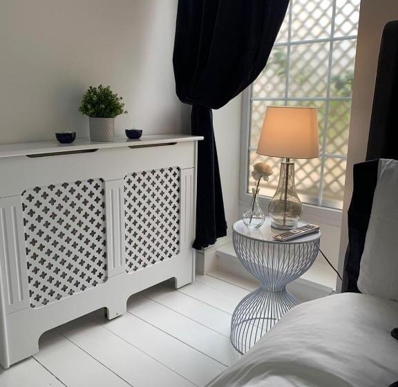 Pensão Jurassic Hideaway