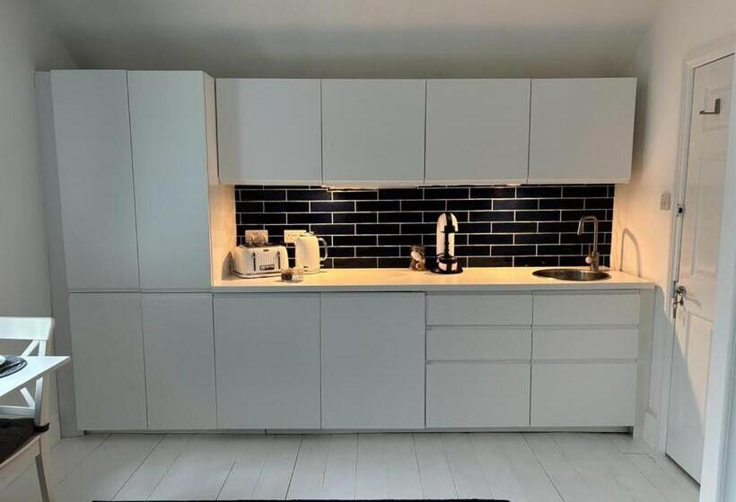 Pensão Jurassic Hideaway