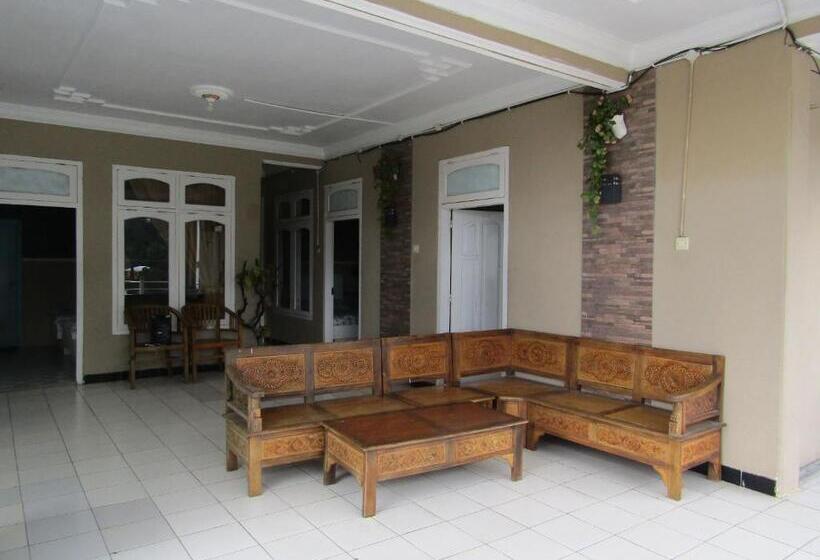 Отель Penginapan Melati Sarangan