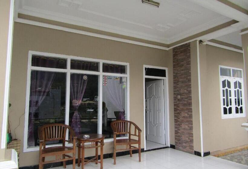 Отель Penginapan Melati Sarangan