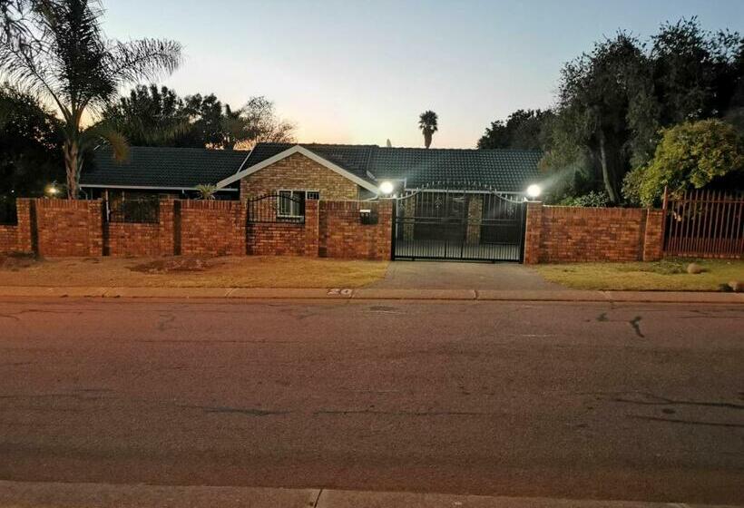 펜션 Rooihuis Lodge