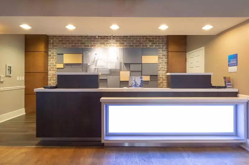 בית מלון כפרי Holiday Inn Express Savannah Historic District