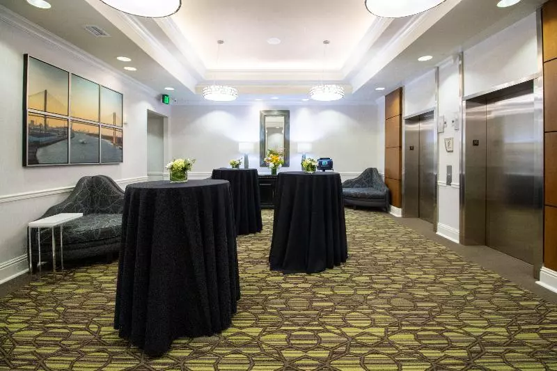 בית מלון כפרי Holiday Inn Express Savannah Historic District