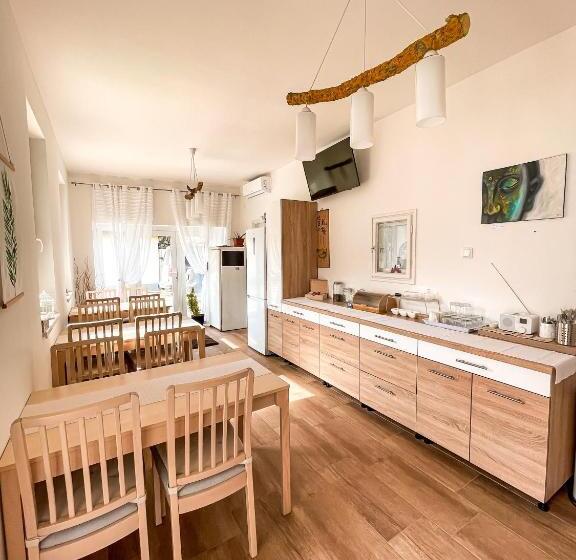 تختخواب و صبحانه Zen House