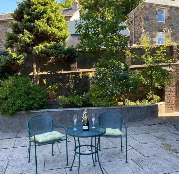 تختخواب و صبحانه Ardmor Guest House