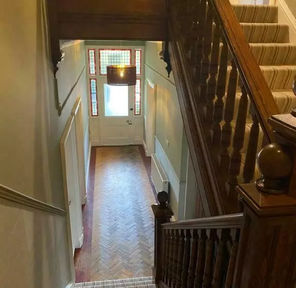 تختخواب و صبحانه Ardmor Guest House