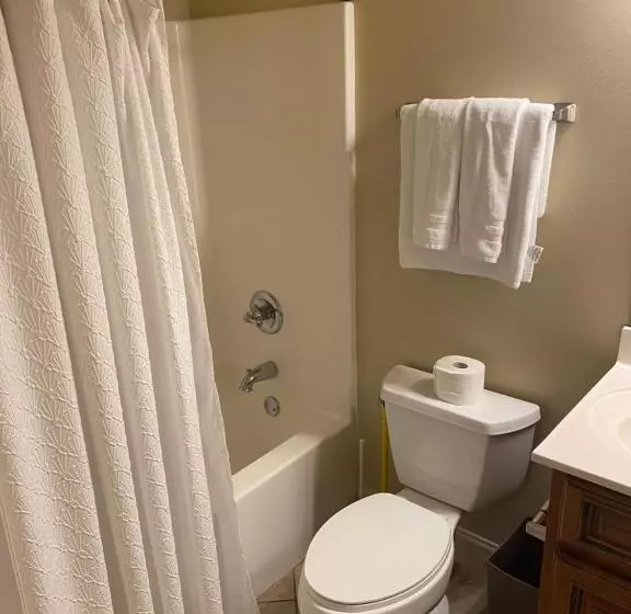 Condo W Pool Near Beaches, Dining, Shopping, Etc