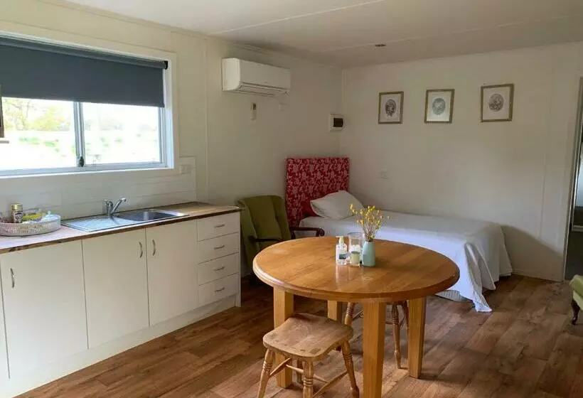 Aamiaismajoitus (B&B) Mascot Cottage   Pet Friendly And Complimentary Breakfast Hamper