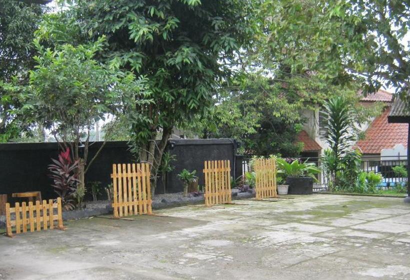 Hotell Aqilakost N Cafe Gadog Puncak