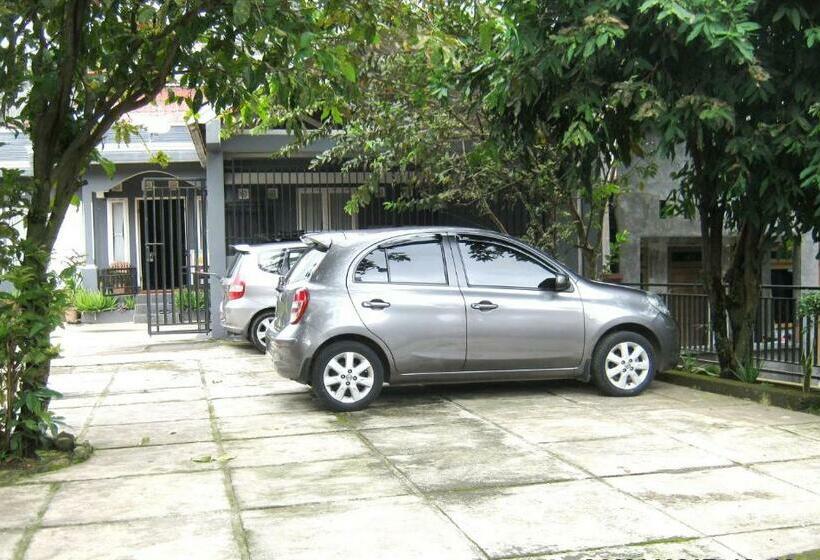 Hotell Aqilakost N Cafe Gadog Puncak