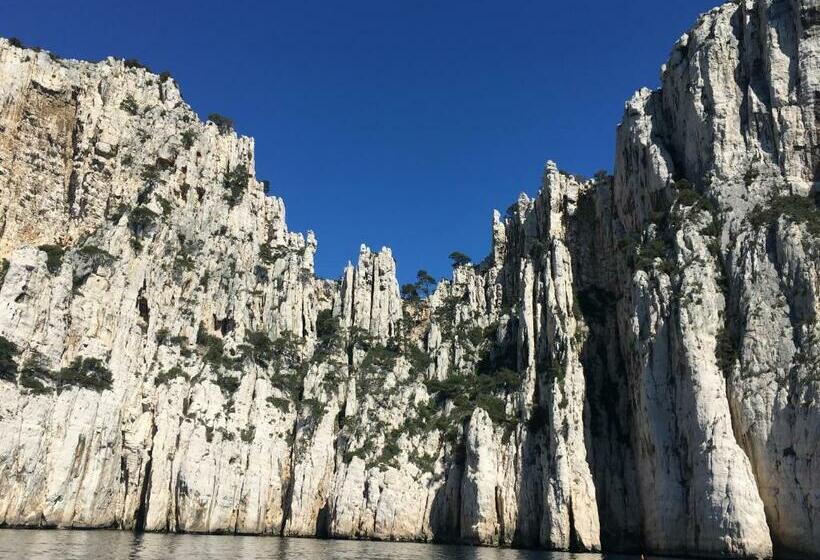 پانسیون Boutique Hostel By Cassis