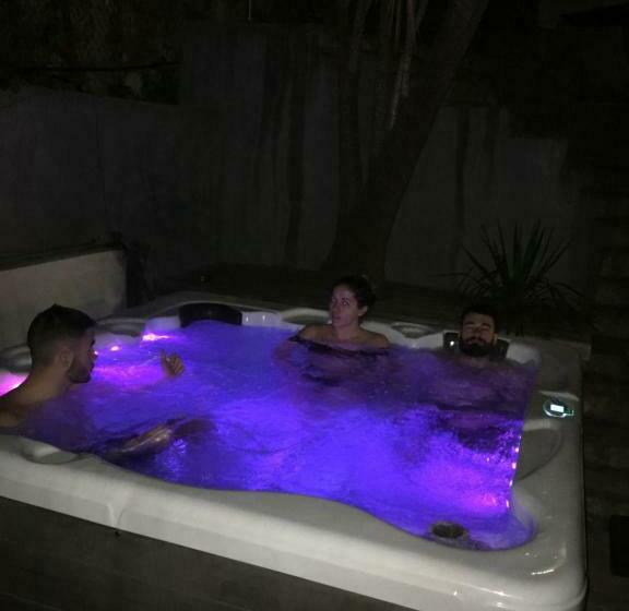 پانسیون Boutique Hostel By Cassis