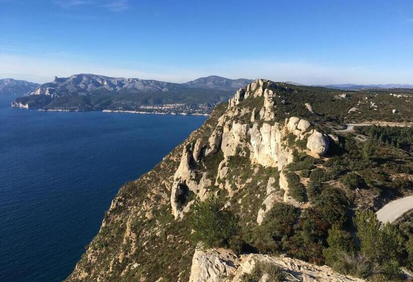 پانسیون Boutique Hostel By Cassis