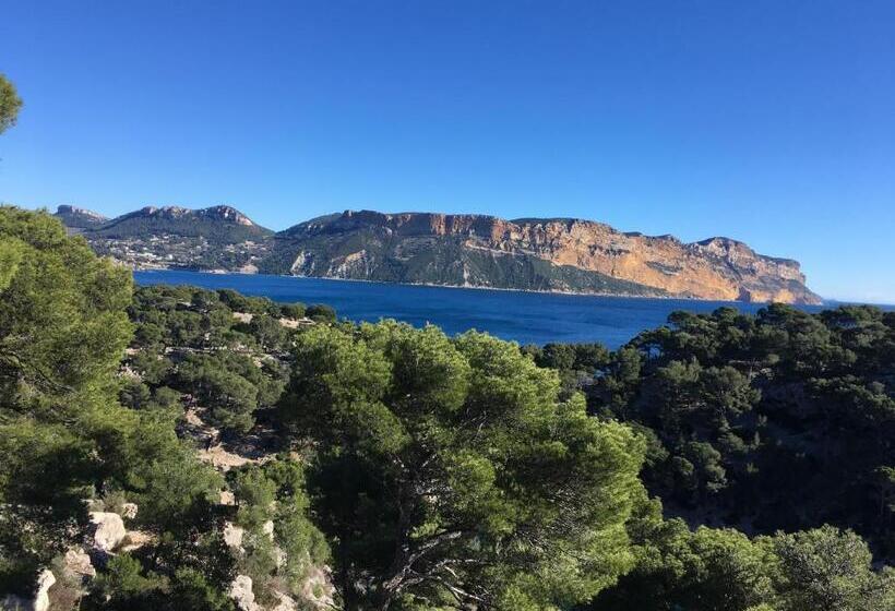 پانسیون Boutique Hostel By Cassis